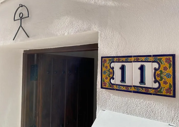 Indalo A Los Pies Del Albaicín